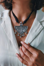 Load image into Gallery viewer, Guldasta Kutchi Pendant Necklace
