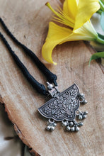 Load image into Gallery viewer, Guldasta Kutchi Pendant Necklace

