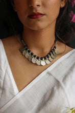 Load image into Gallery viewer, Kaale Sikkon Ki Ladi Necklace
