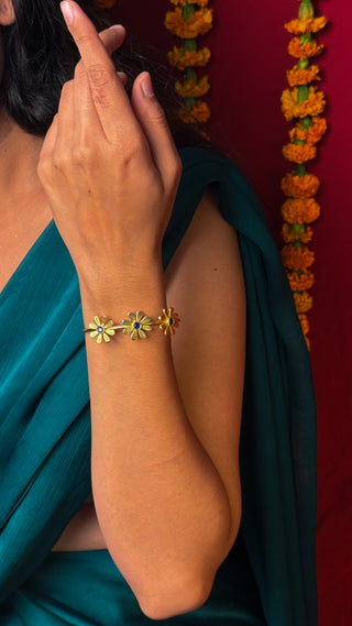 Phoolmala Choodiyan | Gold Hued Stone Ajustable Bracelet