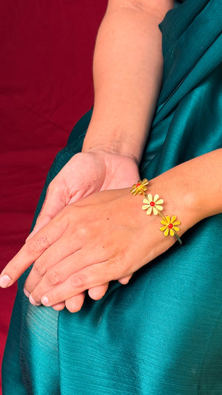 Phoolmala Choodiyan | Gold Hued Stone Ajustable Bracelet