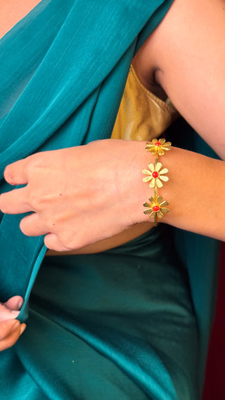 Phoolmala Choodiyan | Gold Hued Stone Ajustable Bracelet