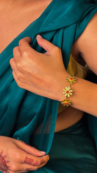 Phoolmala Choodiyan | Gold Hued Stone Ajustable Bracelet