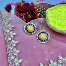 Load image into Gallery viewer, Surajmukhi Aur Uski Saheli Earrings
